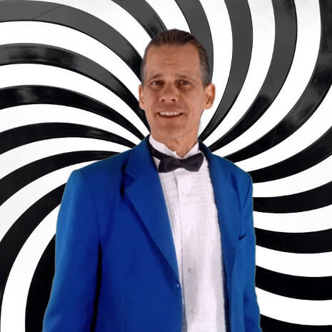 Chicago area optical illusionist and magician performs shrinking head illusion!