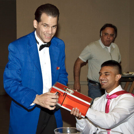 Chicago magician, Fabjance, performs a close-up illusion!