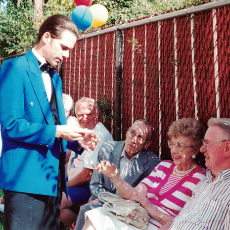 Close-up magician performing mix and mingle magic outdoors in Chicago!